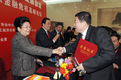 人大常委會(huì)副委員長(zhǎng)，全國(guó)婦聯(lián)主席：顧秀蓮為我司董事長(zhǎng)、總經(jīng)理：黃毅頒獎(jiǎng)